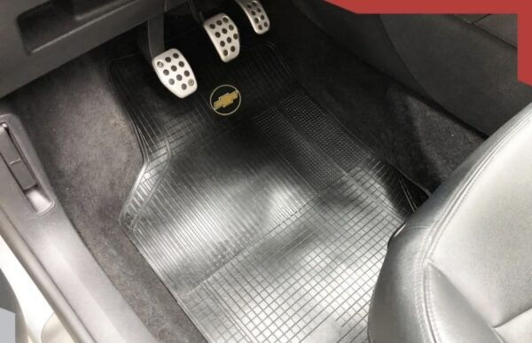 Cubre Alfombra Gruesa Goma Premium Flexible Con agarres/Abrojo al piso 3 Piezas Univ. Con Logo Chevrolet Cod. 3044-CH - Imagen 2