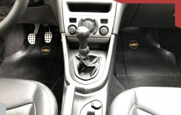 Cubre Alfombra Gruesa Goma Premium Flexible Con agarres/Abrojo al piso 3 Piezas Univ. Con Logo Chevrolet Cod. 3044-CH - Imagen 3