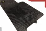 Cubre Alfombra Gruesa Goma Premium Flexible Con agarres/Abrojo al piso 3 Piezas Univ. Con Logo Chevrolet Cod. 3044-CH - Imagen 6