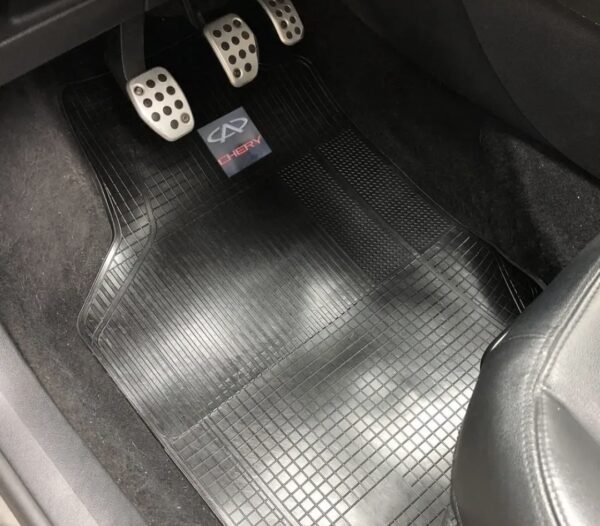 Cubre Alfombra Gruesa Goma Premium Flexible Con agarres/Abrojo al piso 3 Piezas Univ. Con Logo Chery Cod. 3044-CHERY - Imagen 4